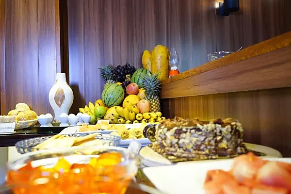 Breakfast fruit buffet