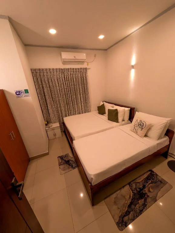 Deluxe Triple Room bed setup